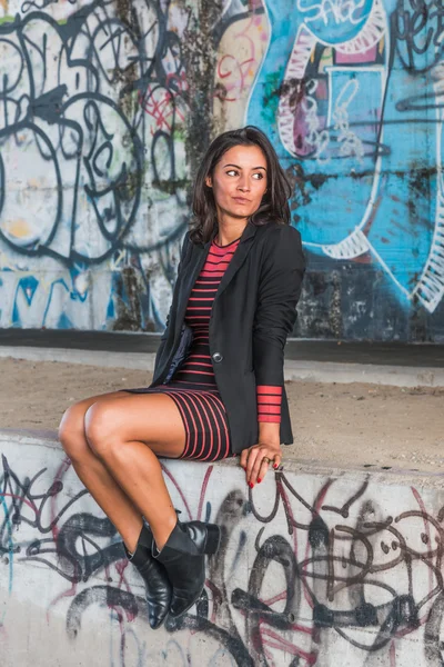 Hermosa chica posando en un contexto urbano — Foto de Stock