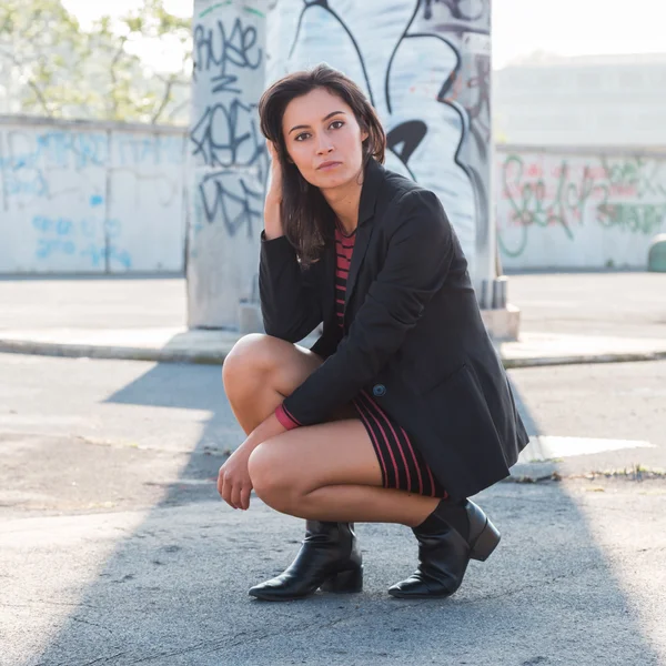 Beautiful girl posing in an urban context — Stock Photo, Image