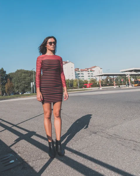 Beautiful girl posing in an urban context — Stock Photo, Image