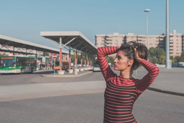 Beautiful girl posing in an urban context — Stock Photo, Image