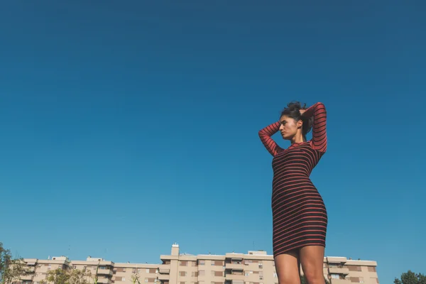 Hermosa chica posando en un contexto urbano — Foto de Stock