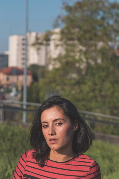 Hermosa chica posando en un contexto urbano — Foto de Stock