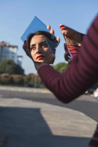 Beautiful girl posing in an urban context — Stock Photo, Image