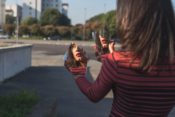 Mooi meisje poseren in een stedelijke context — Stockfoto