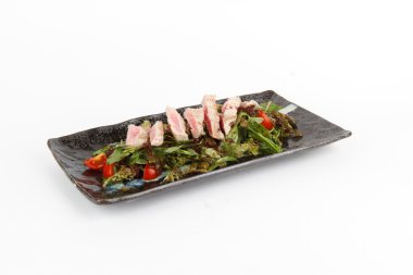 Ton balığı ile lezzetli salata görüntüsünü