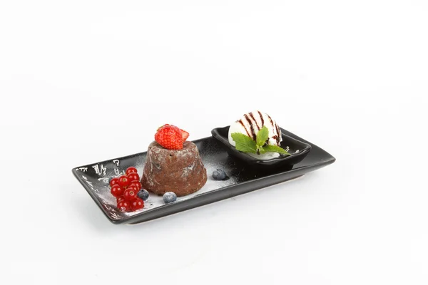Obraz pyszne kremówki czekolada z lodami i owocami — Zdjęcie stockowe