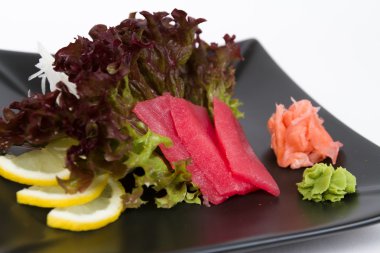 Ton balığı ile lezzetli sashimi görüntüsünü