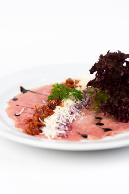 Lezzetli carpaccio salata ve peynir ile görüntü
