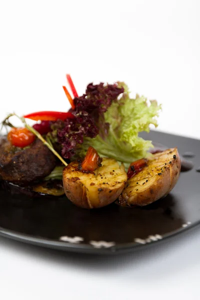 Patates ve sebzeler lezzetli biftek görüntüsünü — Stok fotoğraf