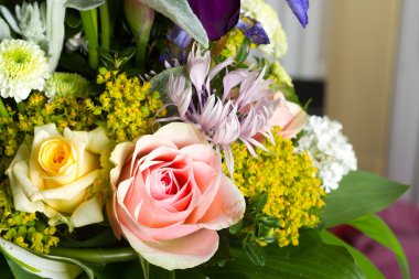 Güzel renkli taze çiçekler buket görüntüsünü