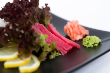 Ton balığı ile lezzetli sashimi görüntüsünü