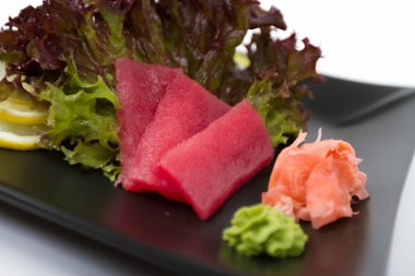 Ton balığı ile lezzetli sashimi görüntüsünü