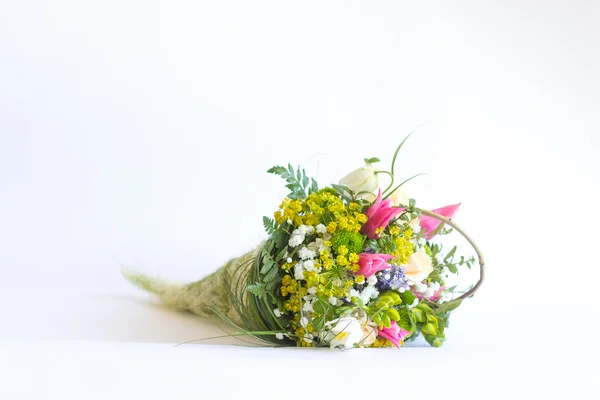 Изображение красивого красочного букета свежих цветов — стоковое фото