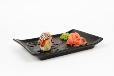 Siyah nokta ile lezzetli nigiri görüntüsünü