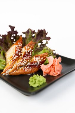 Siyah nokta ile lezzetli sashimi görüntüsünü