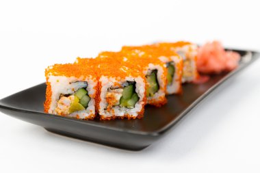 Lezzetli suşi yengeç ve turuncu masago ile görüntü