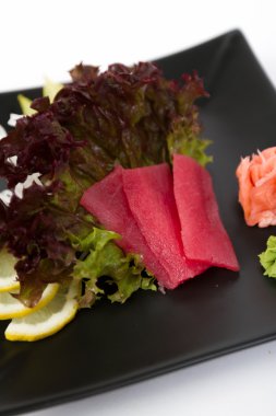 Ton balığı ile lezzetli sashimi görüntüsünü