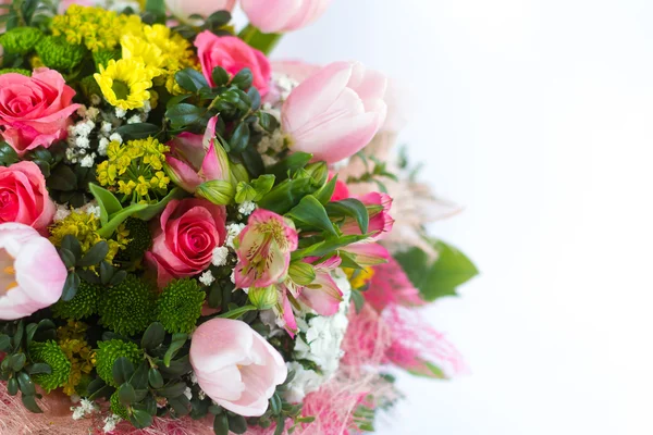 Güzel renkli taze çiçekler buket görüntüsünü