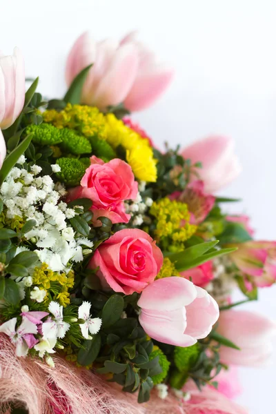 Güzel renkli taze çiçekler buket görüntüsünü