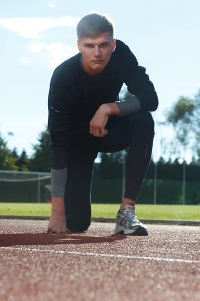 Porträt eines sexy Muskelprotzes, der auf dem Stadion posiert — Stockfoto