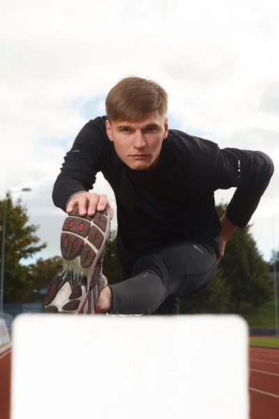 Porträt eines sexy Muskelprotzes, der auf dem Stadion posiert — Stockfoto