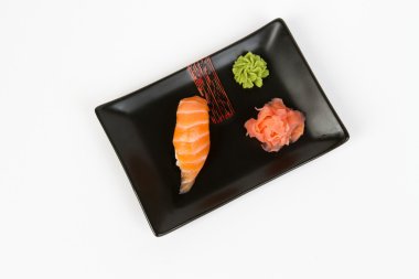 Somon ile lezzetli nigiri görüntüsünü