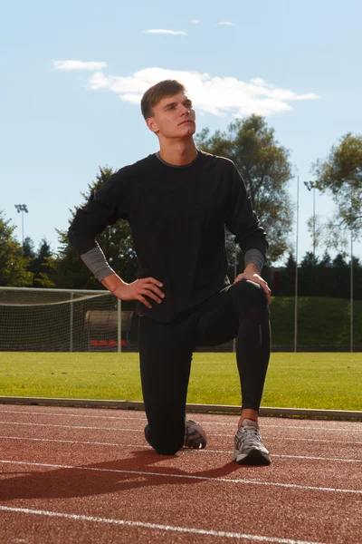 경기장에 포즈 섹시 근육 남자의 초상화 — 스톡 사진