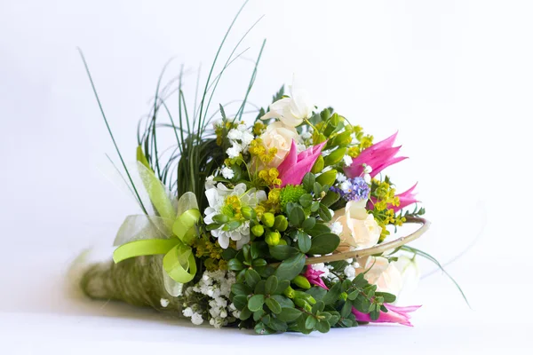 Güzel renkli taze çiçekler buket görüntüsünü