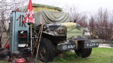 Görüntüleri bize eski ordu araba ayakta bahçesinde