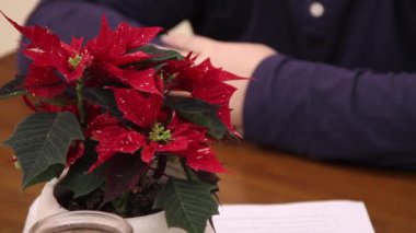 Gergin bir adamın elleri atış kapatmak