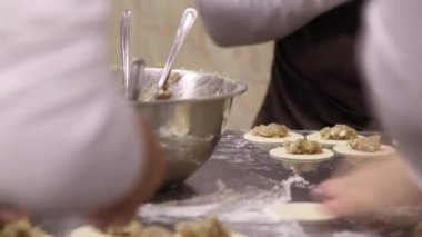 Bayan köfte etli yemek. 