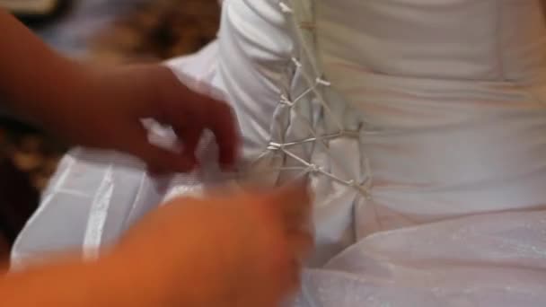 Beelden van een mooie bruid gekleed in trouwjurk — Stockvideo