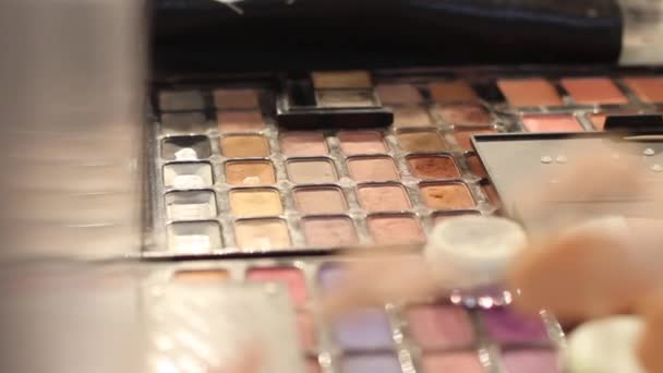Filmación de maquillaje colorida paleta de cosméticos — Vídeo de stock