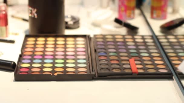 Images de maquillage palette cosmétique colorée — Video