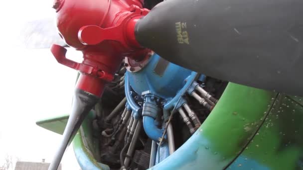 Nauwe beelden van vliegtuig motor — Stockvideo