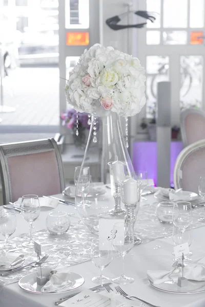 Image of beautiful flowers on wedding table — Stock Photo, Image