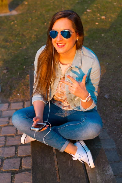 Görüntü güzel kadın dinleme müzik açık