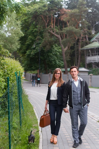 Immagine di una passeggiata in famiglia con i cani nel parco Foto Stock