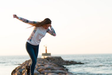 Denizde yürüyen seksi kadın görüntüsünü