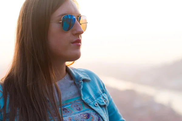 Immagine di una bella donna ritratto nel parco — Foto Stock