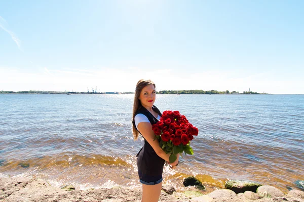 Beeld van sexy vrouw posin aan zee met rozen Rechtenvrije Stockafbeeldingen