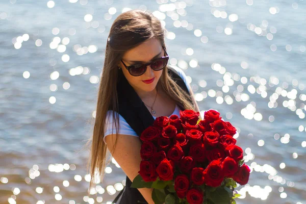 Bild von sexy Frau posiert auf dem Meer mit Rosen — Stockfoto