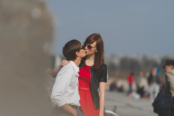 Image d'un beau couple posant sur la mer — Photo