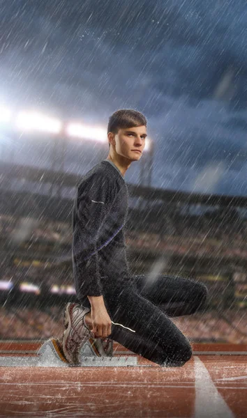 Image of sexy sportsman ready to run in rain — Stock Photo, Image