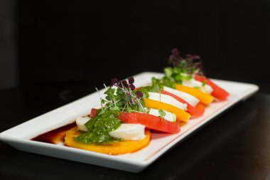 Görüntü lezzetli domates ve mozzarella salatası