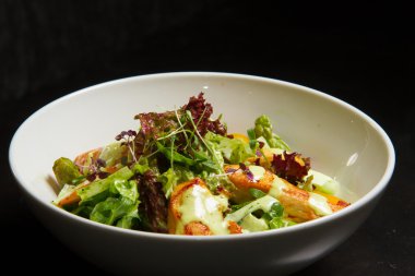 Tavuk ve kiraz domates salatası görüntüsünü