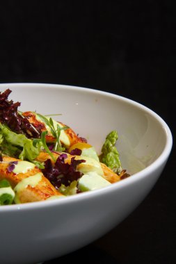 Görüntü salata ile lezzetli domuz eti