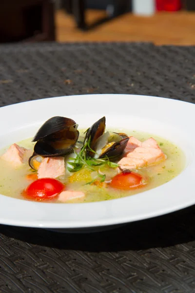 Imagem de sopa de salmão saborosa com ostras em prato — Fotografia de Stock
