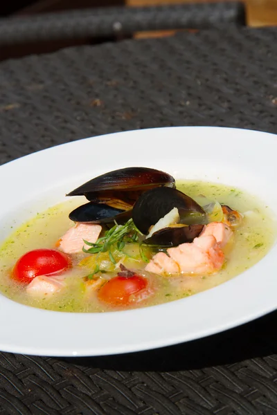 Imagem de sopa de salmão saborosa com ostras em prato — Fotografia de Stock