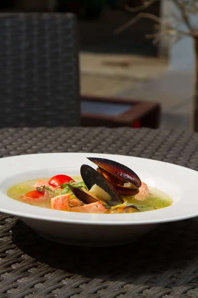 Imagen de sabrosa sopa de salmón con ostras en plato —  Fotos de Stock